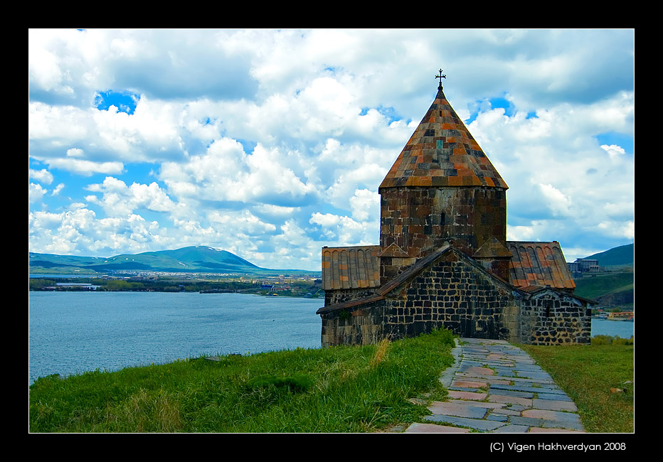 © Vigen Hakhverdyan - Road to church