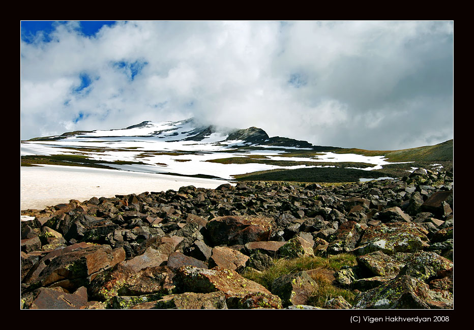 © Vigen Hakhverdyan - Камни Арагаца