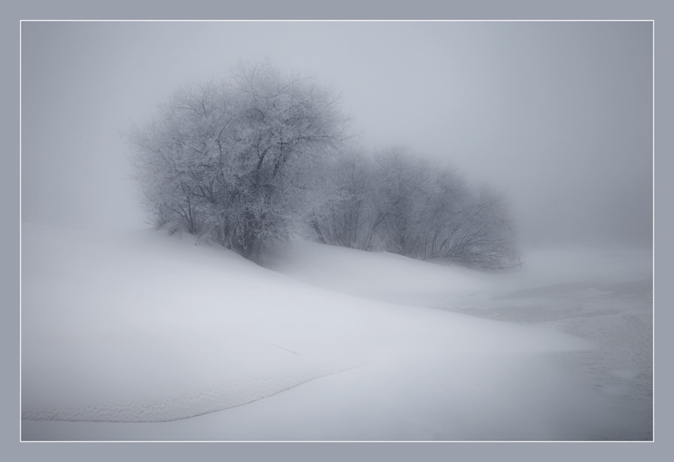 © Валентин Усванов - У замерзшего пруда.