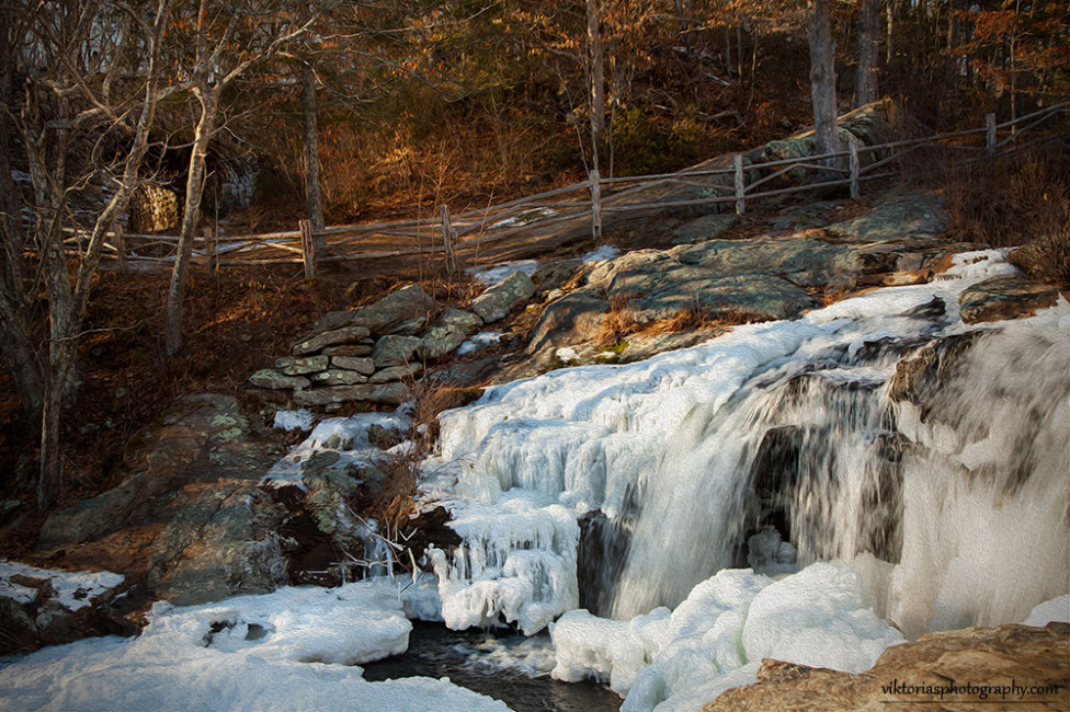 © Viktoria Mullin - Devil's Hopyard State Park Winter, USA