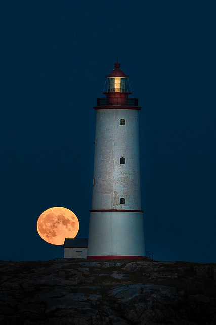 © Tore Heggelund - November moon