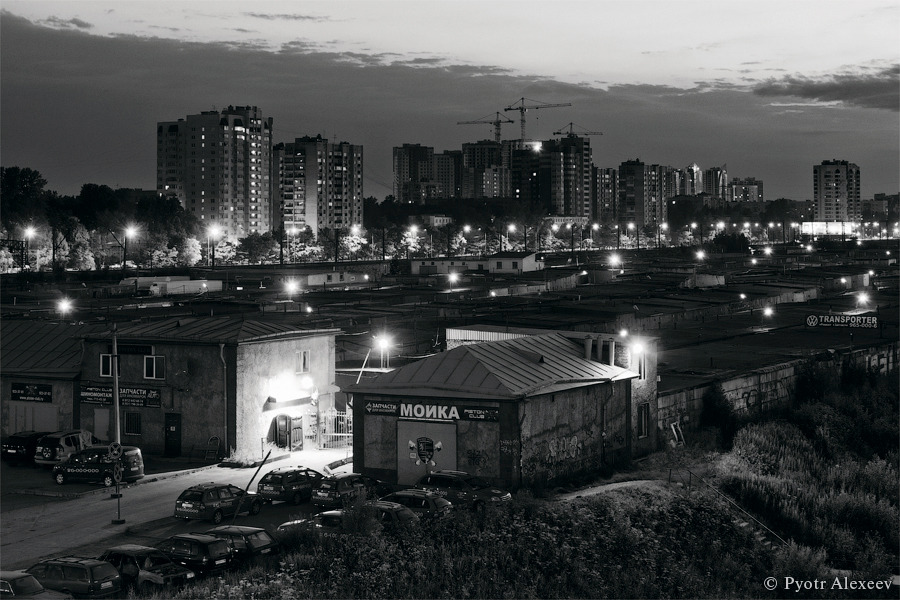 © Pyotr Alexeev - Garages